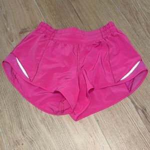 “Sonic Pink” Hotty Hot Lululemon Low-Rise Lined Short 2.5”